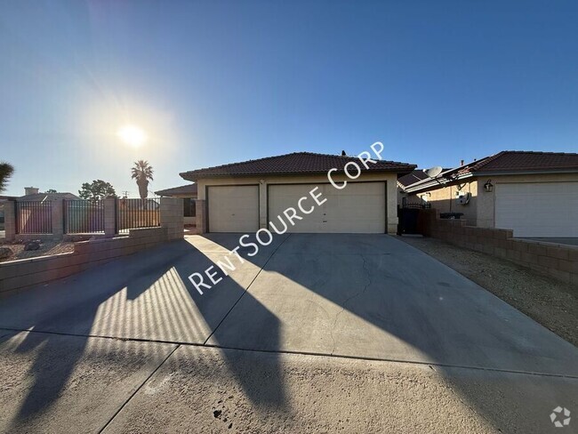 Building Photo - 4 Bedrooms/2 Bathrooms Single Story Home f...