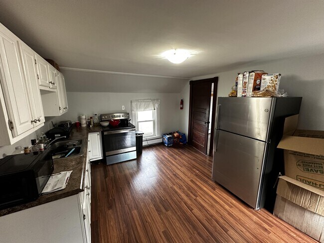 Photo - 671 N French St