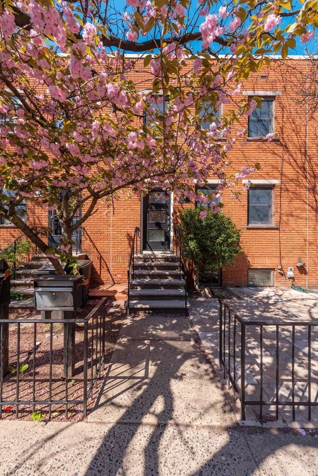 Building Photo - 306 9th St Rental