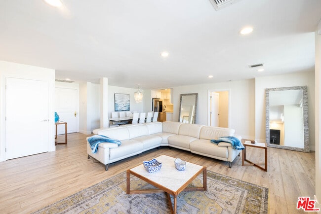 Photo - 723 Palisades Beach Rd Unit 318