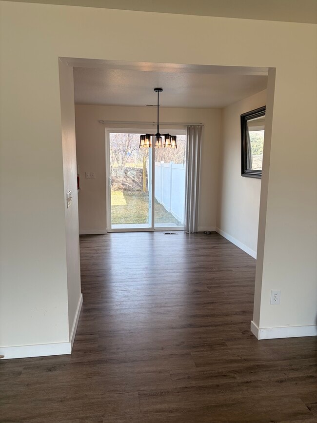 Comedor - 777 E Main St