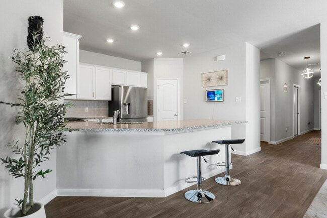 Photo - 212 Apache Plum Dr