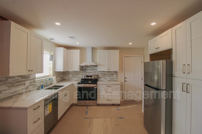 Photo - 305 Millcreek Dr