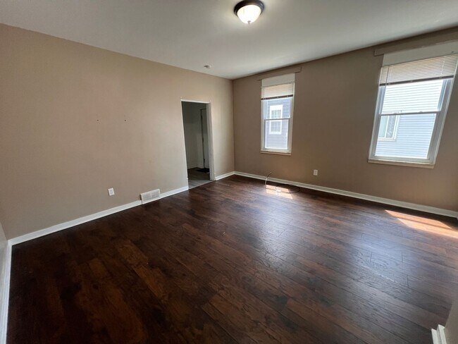 Photo - Pittsburgh - 6 Bedroom 1.5 Bathroom - For rent