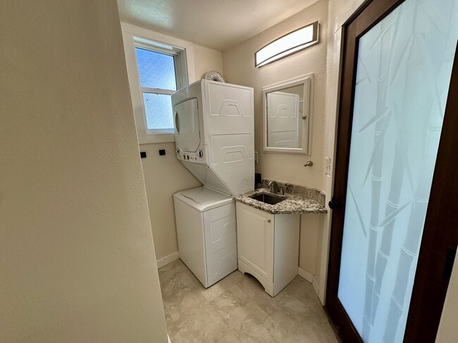 Photo - 111 California St
