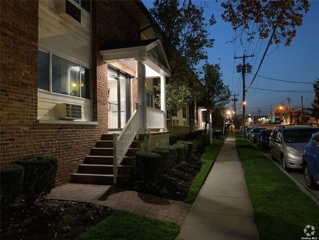 Building Photo - 721 Willis Ave Unit 8A Rental