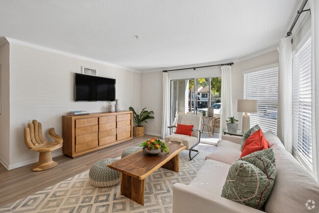 2BR, 2BA - 983SF - Living Room
