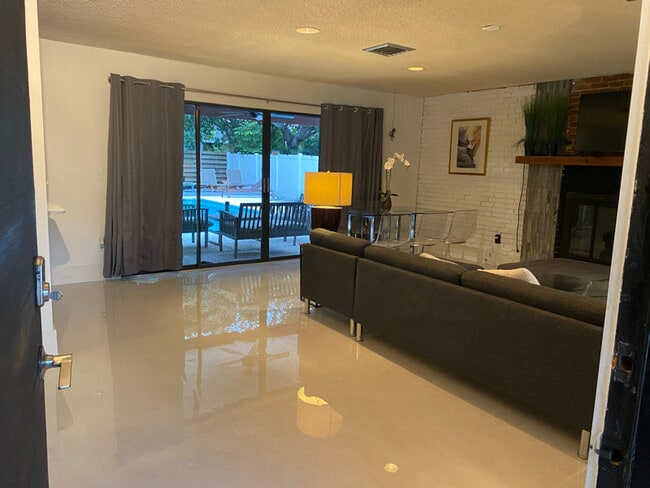 Photo - 2156 Wisteria St