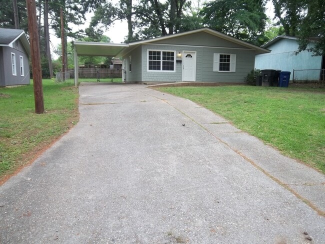 Building Photo - 2832 Holiday Ln