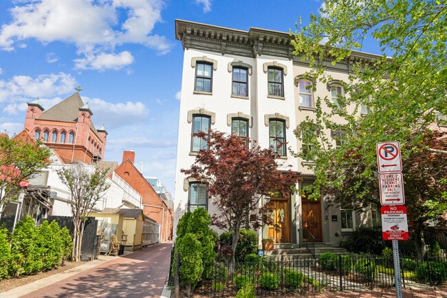 Building Photo - 1343 Q St NW Unit B