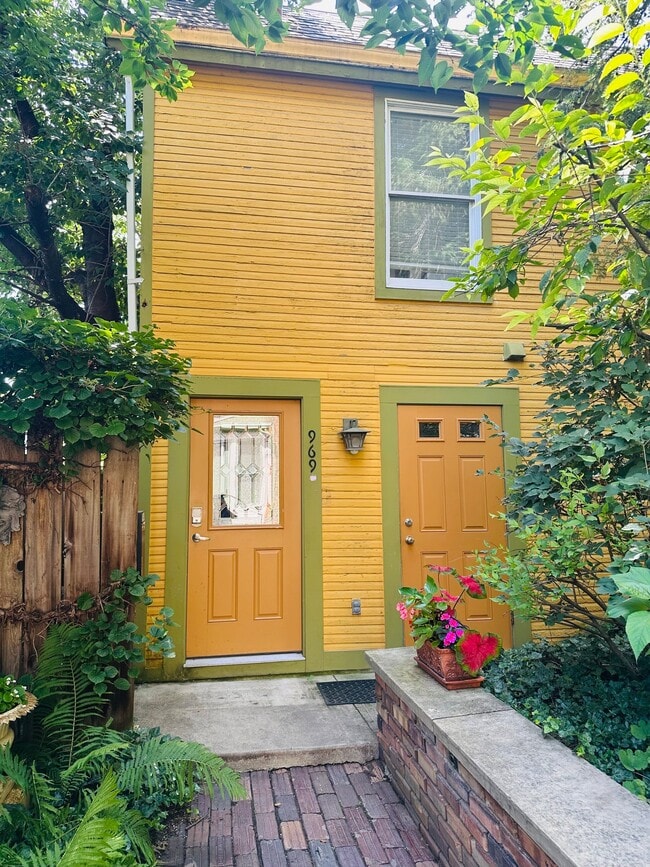 Building Photo - 969 Neil Ave