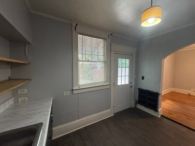 718 Penn Ave NE
