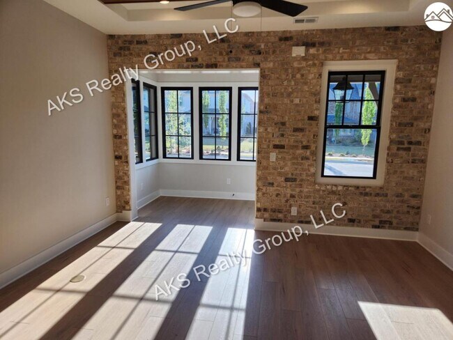 1202 Windsor Sq