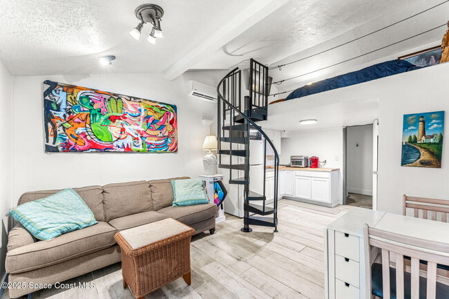 Building Photo - 1557 Hillcrest Dr Unit 1 Rental
