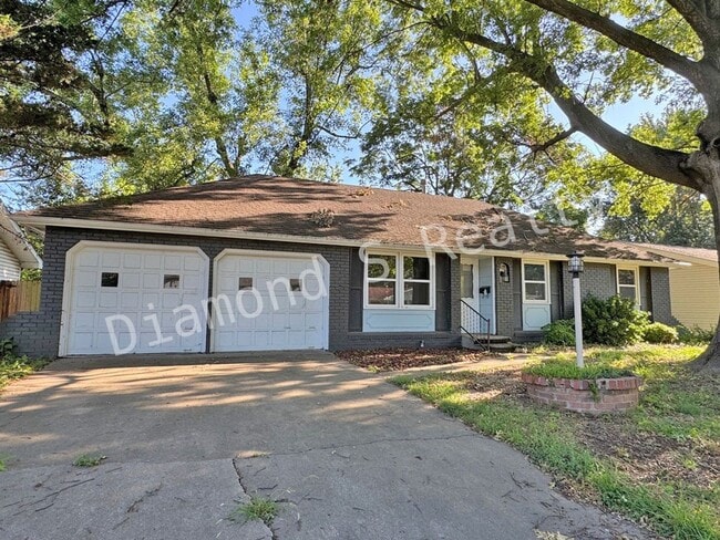 Charming 3 bedroom home located in the hea... - Charming 3 bedroom home located in the hea...