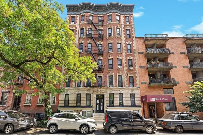 322 W 11th St Unit 17
