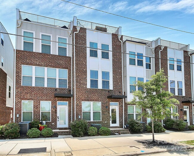 Photo - 256 Parkwood Ave