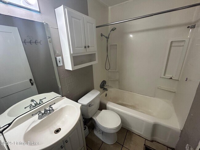 Photo - 735 Compton St