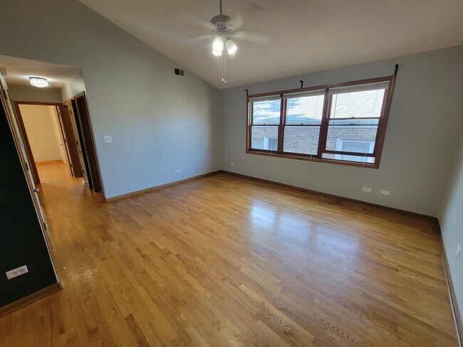 7411 N Claremont Ave Unidad 2W