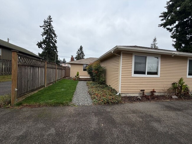 Photo - Charming Everett Rambler — 3 Bedrooms + Bonus Room