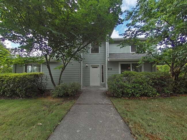 3 Bedroom House ~ Close to 9th Street ~ Pe... - 3 Bedroom House ~ Close to 9th Street ~ Pe... Unit 911 NW Anjni Cir