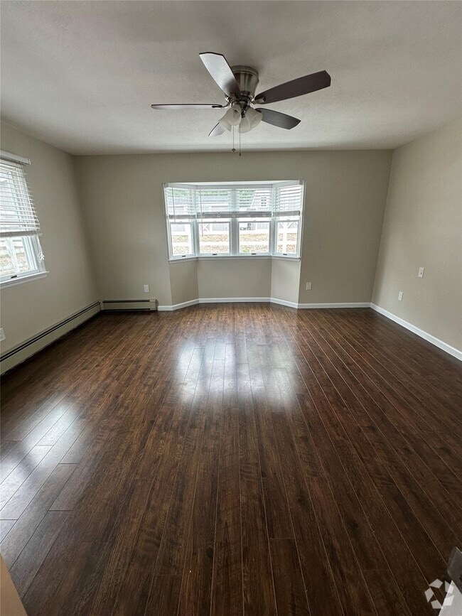 Building Photo - 1566 Roosevelt Ave Rental