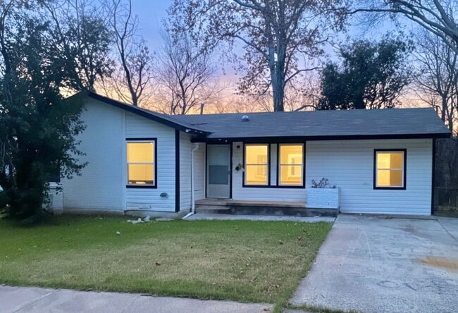 Building Photo - 3bed 1 bath / NOW AVAILABLE!