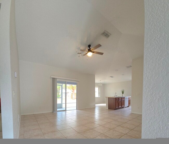 Photo - 1061 SW Charcoal Ave