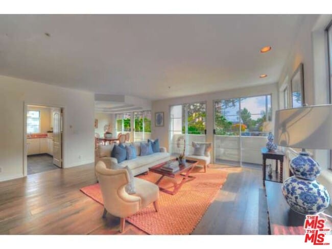 Building Photo - 1182 Wellesley Ave Unit 201