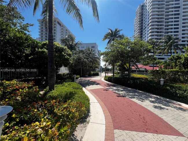 Photo - 2457 Collins Ave Unit 402