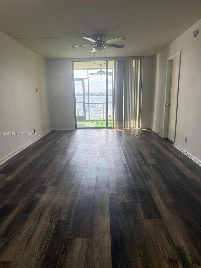 109 Lake Emerald Dr Unidad 102