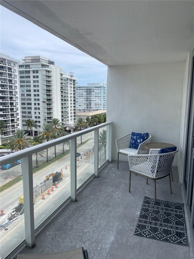 Photo - 5701 Collins Ave Unidad 805