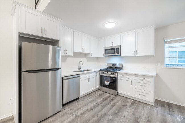1BR, 1BA - 715SF - Kitchen