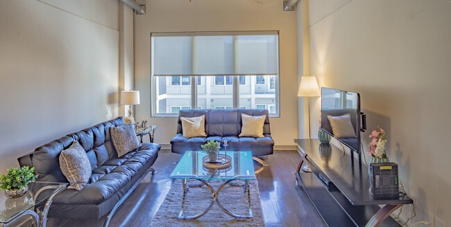 Building Photo - 550 W Peachtree St NW Rental