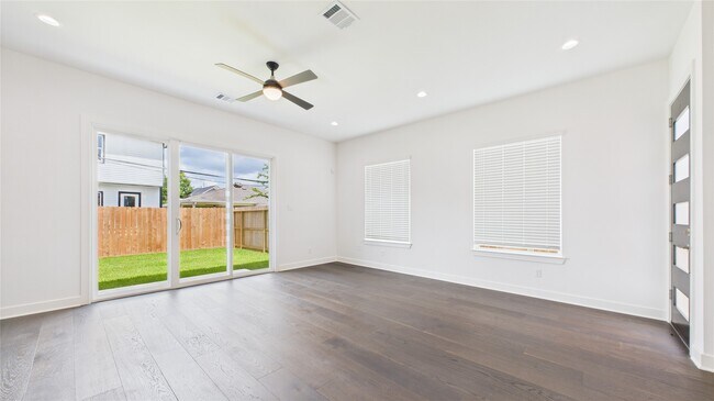 Building Photo - 6732 Lozier St