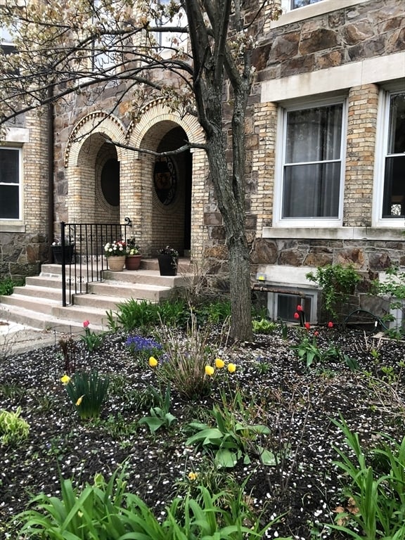 Building Photo - 318 Tappan St Unit 3