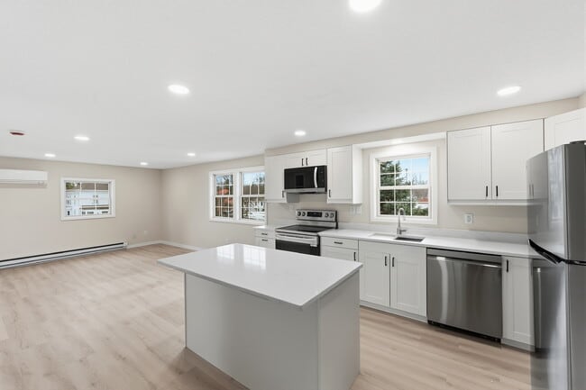 Building Photo - 12605 Main St Unit #200