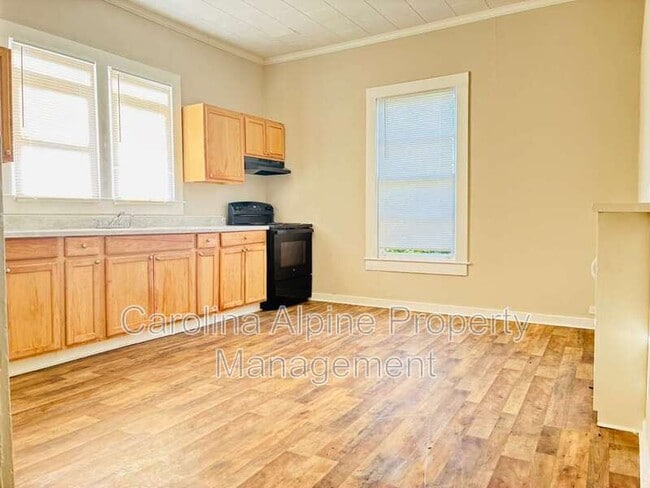 Photo - 321 N Poplar St