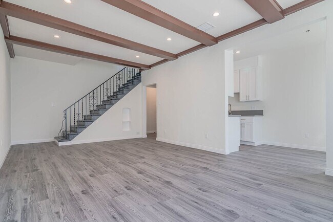 Building Photo - 400 N Ogden Dr Unit 7 Rental