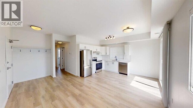 Photo - 10101-10105 105 Ave