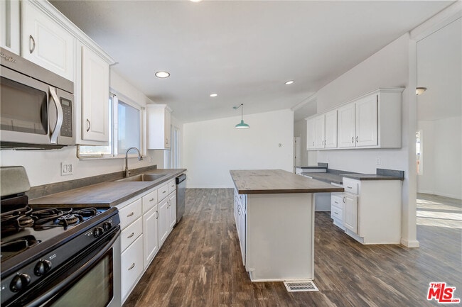 Building Photo - 45999 South St Rental