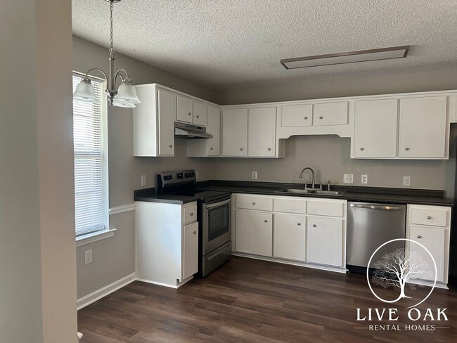 Photo - MOVE IN SPECIAL: $500 OFF 1ST MONTH'S RENT!**