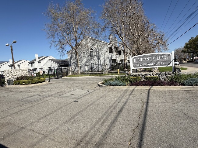 Building Photo - 204 W Walnut Ave