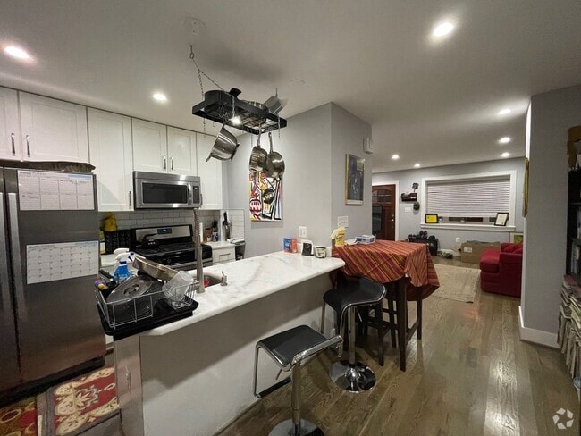 Building Photo - Spacious 2BR Townhouse with Backyard & Bon...