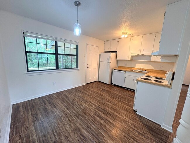 Photo - 1543 Coombs Dr