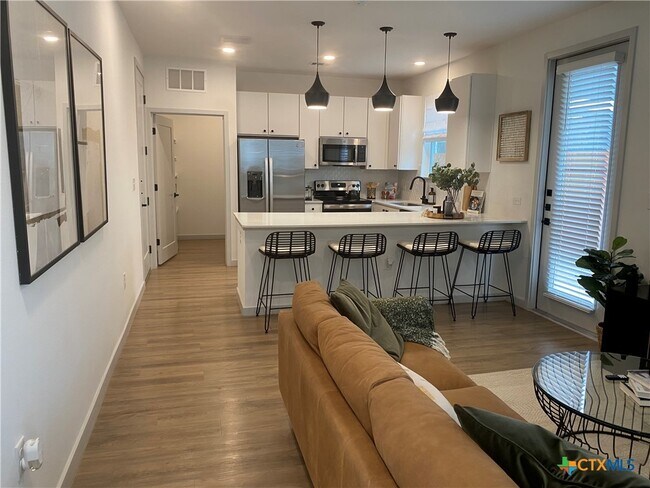 Photo - 1035 Koby St