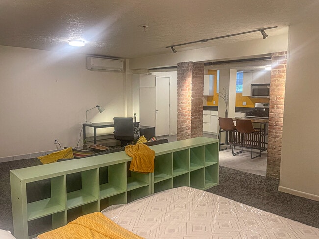 Hessler Place - 5 minute walk to CWRU