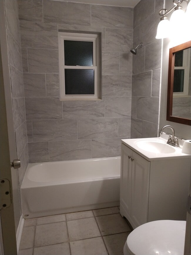 Bath - 804 Lyndell Ct