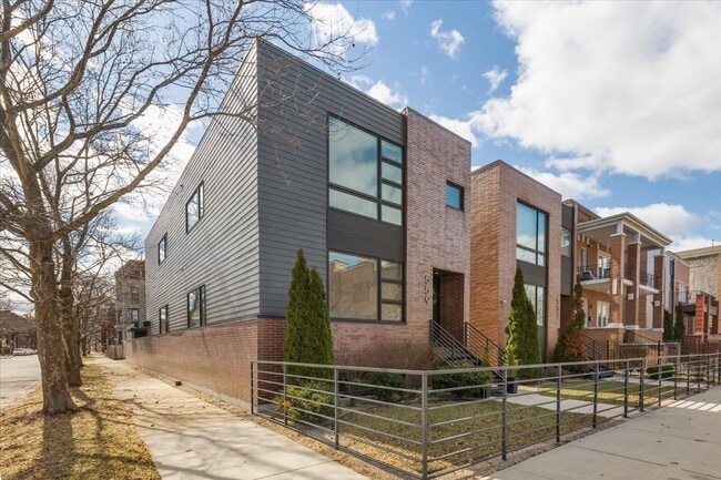 Building Photo - 559 E 50th St