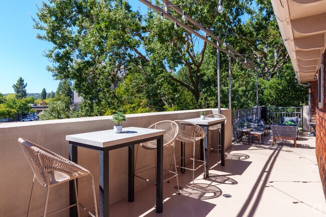 Outdoor resident entertainment lounge